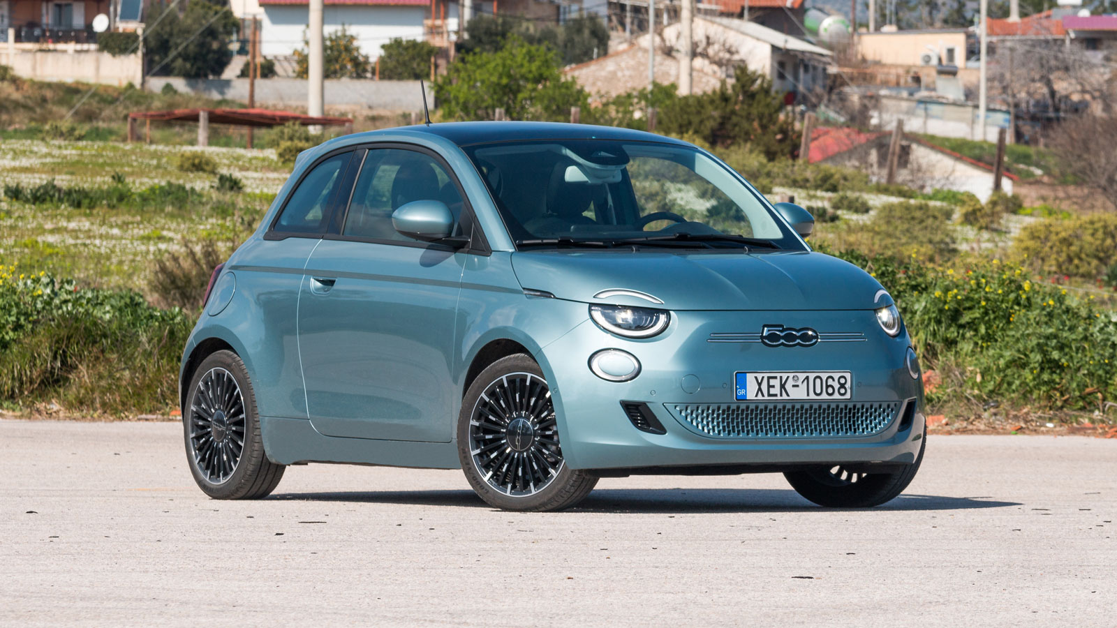 Fiat 500e VS Smart EQ Fortwo: Τα ηλεκτρικά που τρυπώνουν παντού