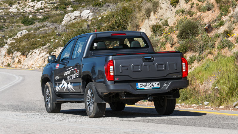 Στην άσφαλτο είναι άνετο και σταθερό, έχει καλές εκτός δρόμου ικανότητες, τετρακίνηση και «αργά»