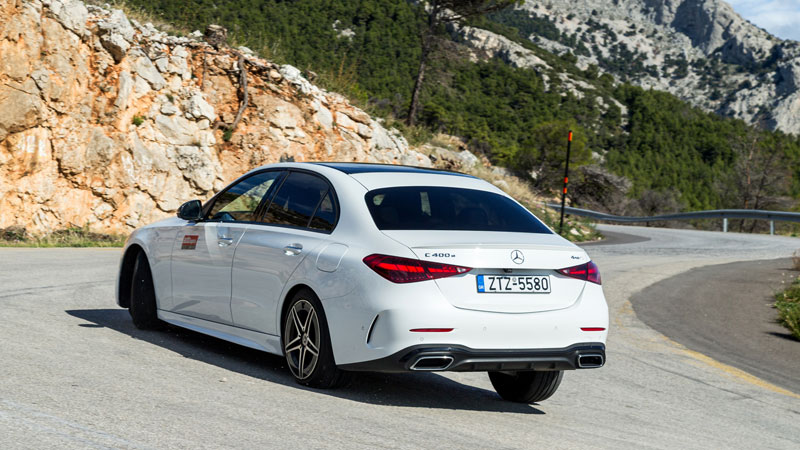 Έχει κορυφαία ποιότητα κύλισης και στιβαρό «πάτημα», με αερανάρτηση πίσω