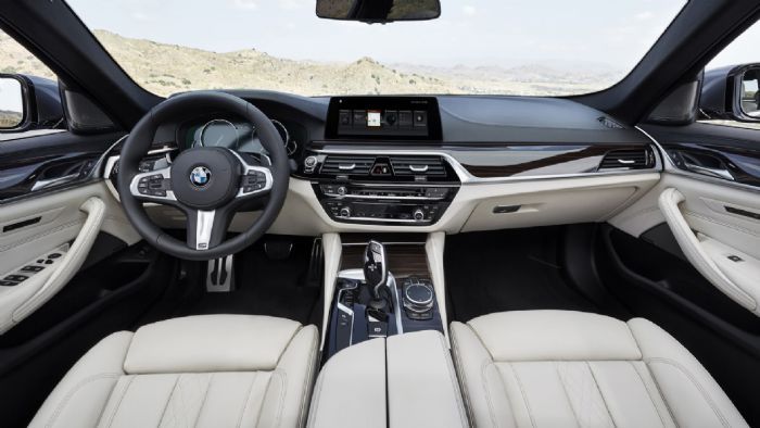 Το εσωτερικό είναι αισθητικά πανομοιότυπο με αυτό της BMW Σειρά 7, με πιο έντονη κλίση προς τον οδηγό.