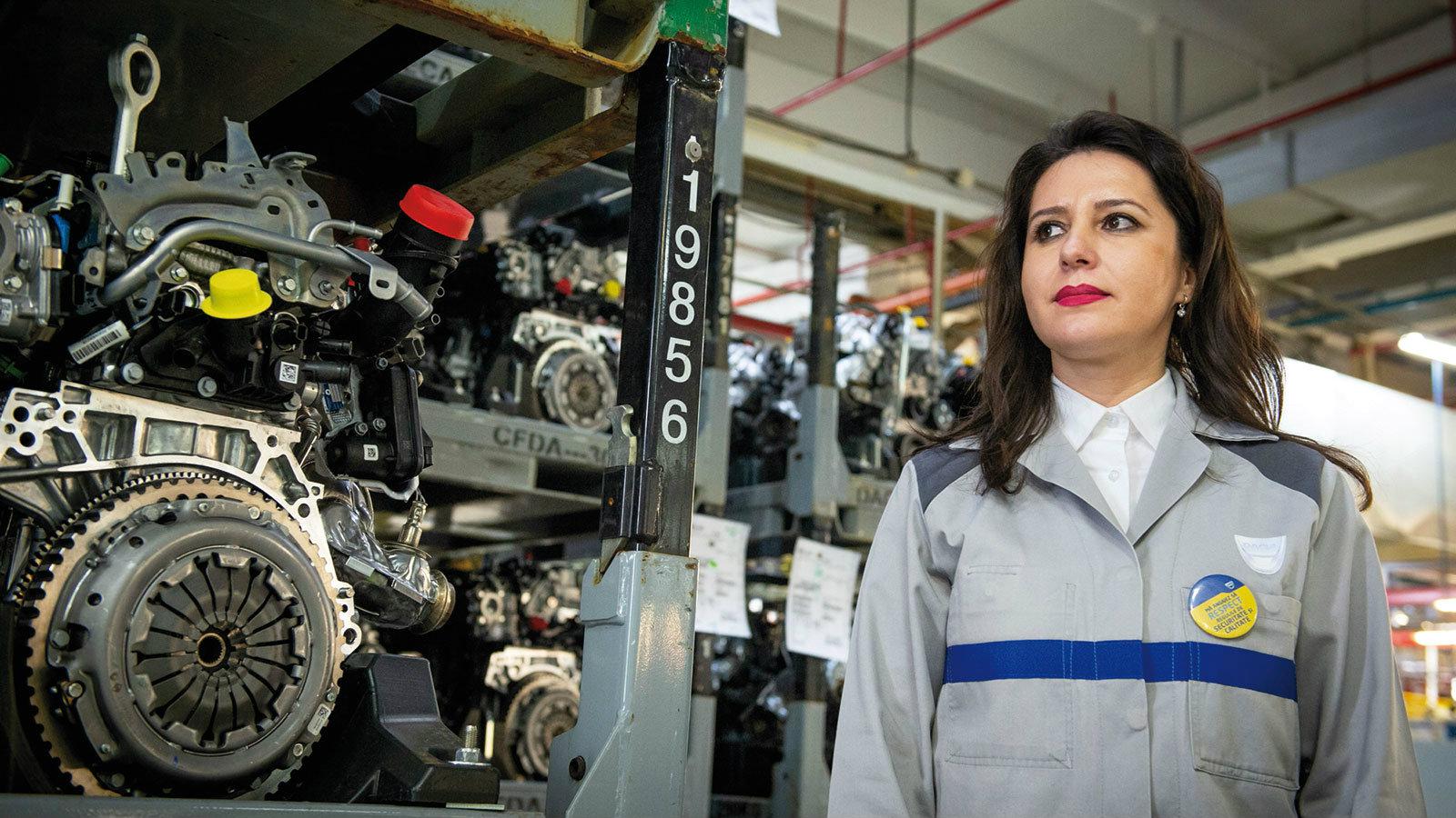 Η Georgiana Mutu (35) επιβλέπει την παραγωγή κινητήρων. Η ομάδα των μηχανικών περιλαμβάνει 300 συναδέλφους. «Ακόμη και ο παππούς μου ήταν με τη Dacia» αφηγείται. 