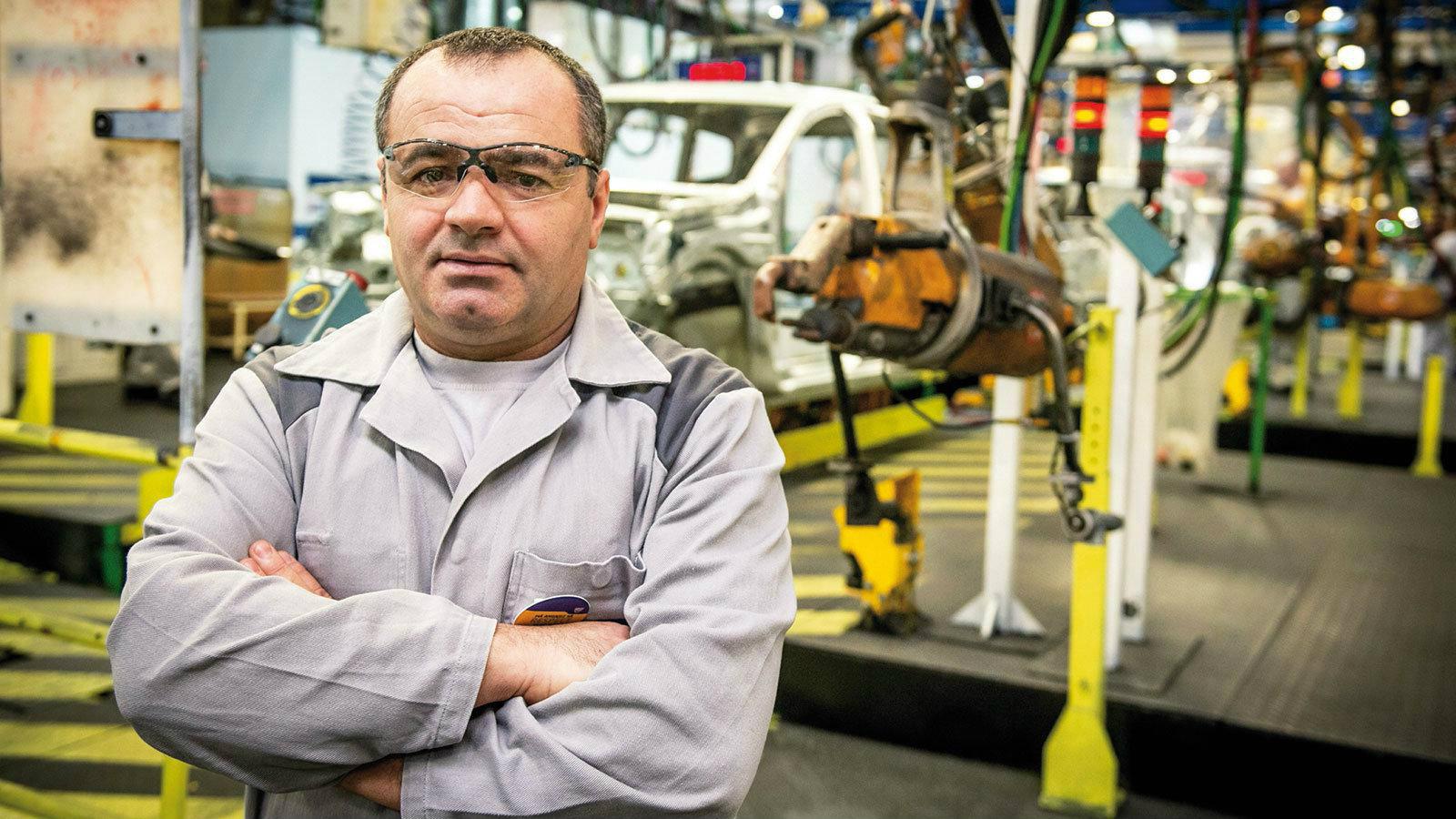 Ο Iulian Craciun (49 ετών) εργάζεται για τη Dacia από την ηλικία των 17 ετών. Το πρώτο του αυτοκίνητο ήταν στα 26, ένα Dacia 1400.