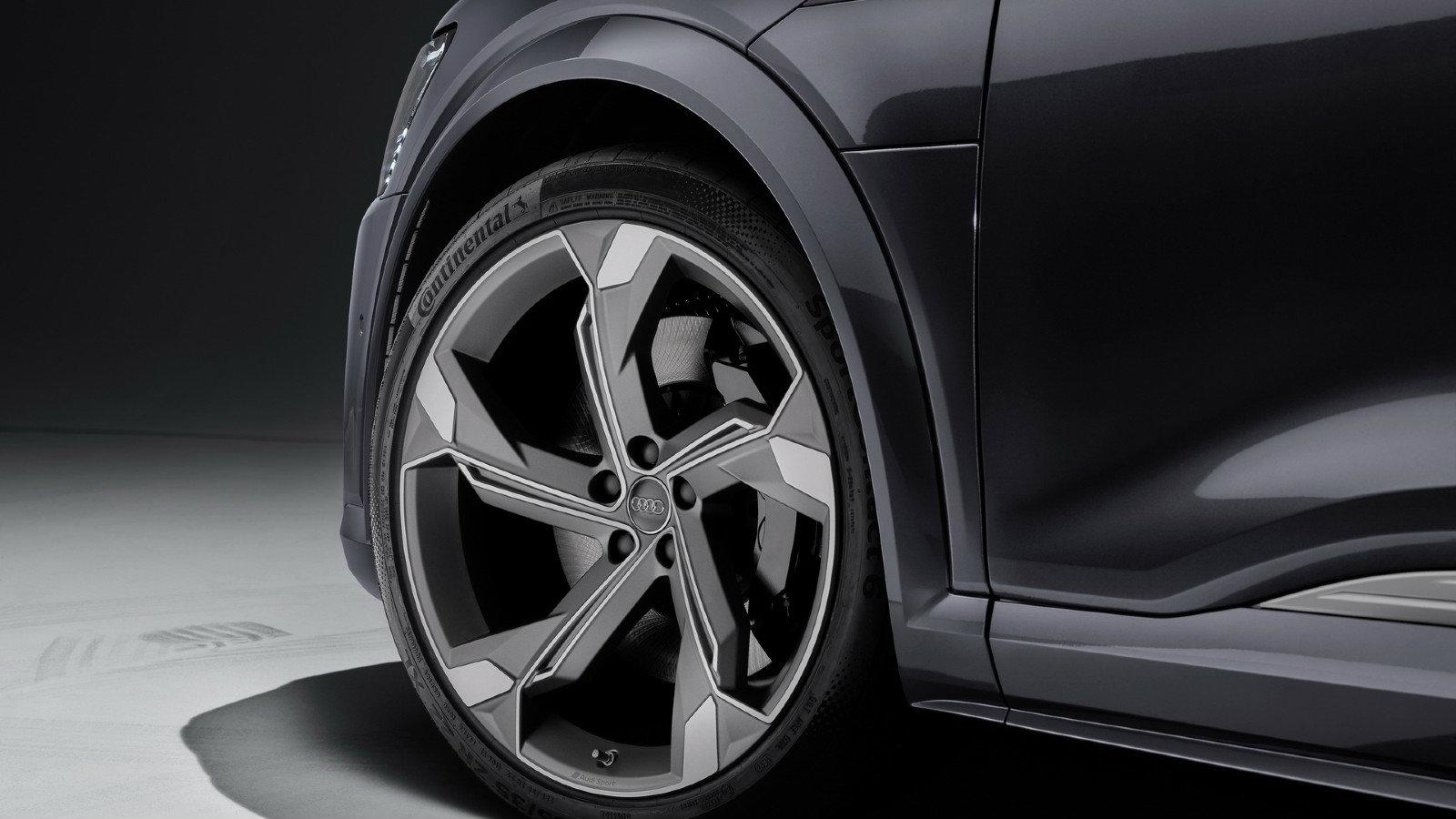 Νέος εξοπλισμός και ταχύτερη φόρτιση στα Audi E-Tron