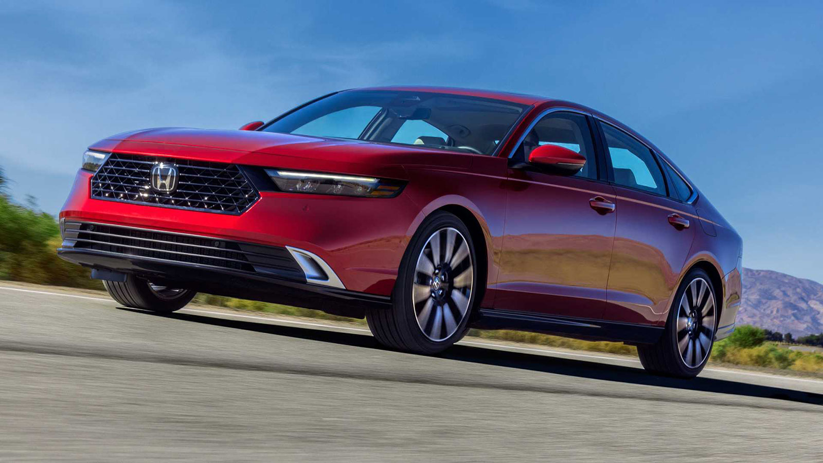 Το νέο Honda Accord έφτασε πιο hi-tech από ποτέ με έως 207 ίππους 