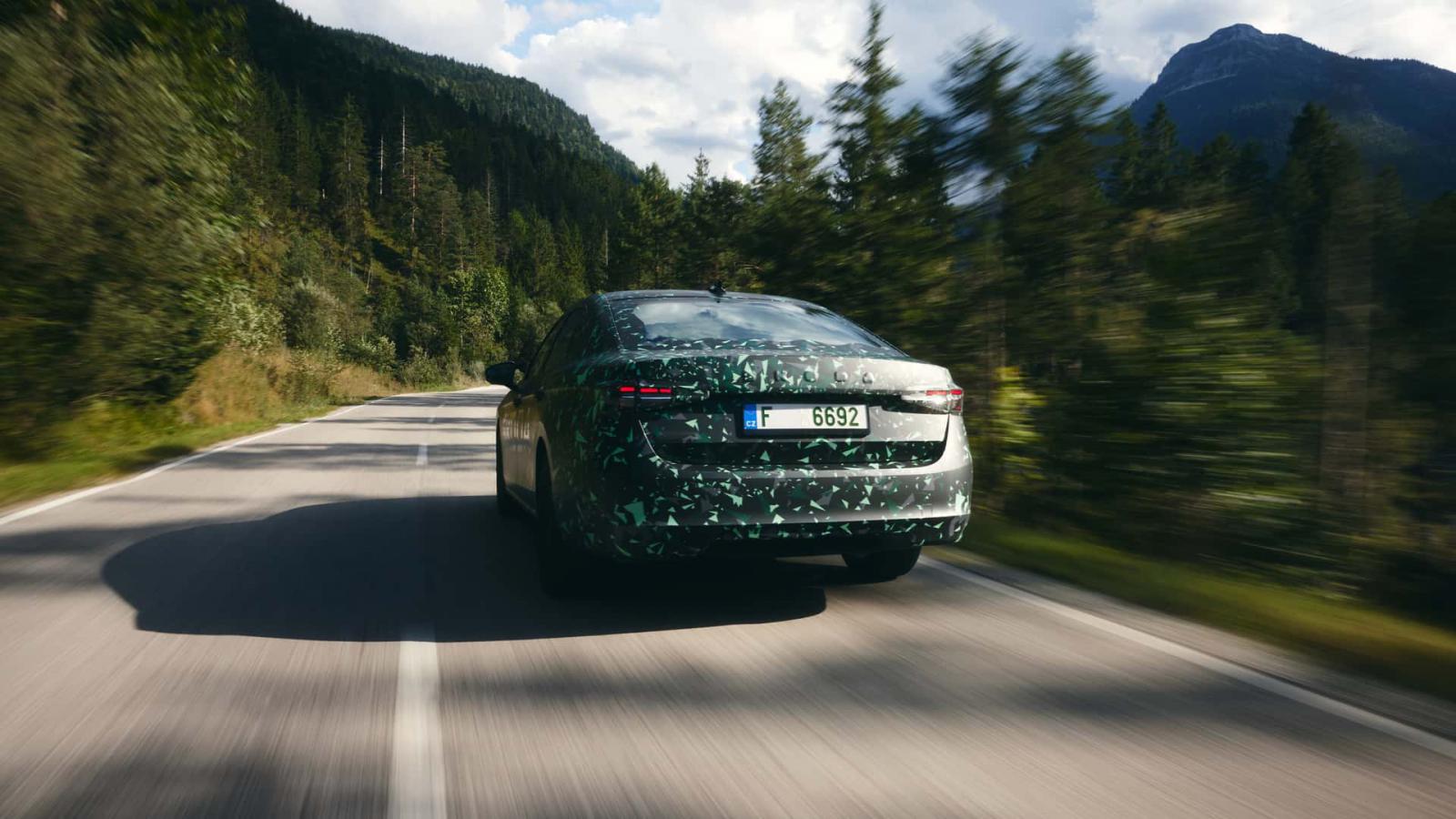 Η Skoda έδειξε το νέο Superb 