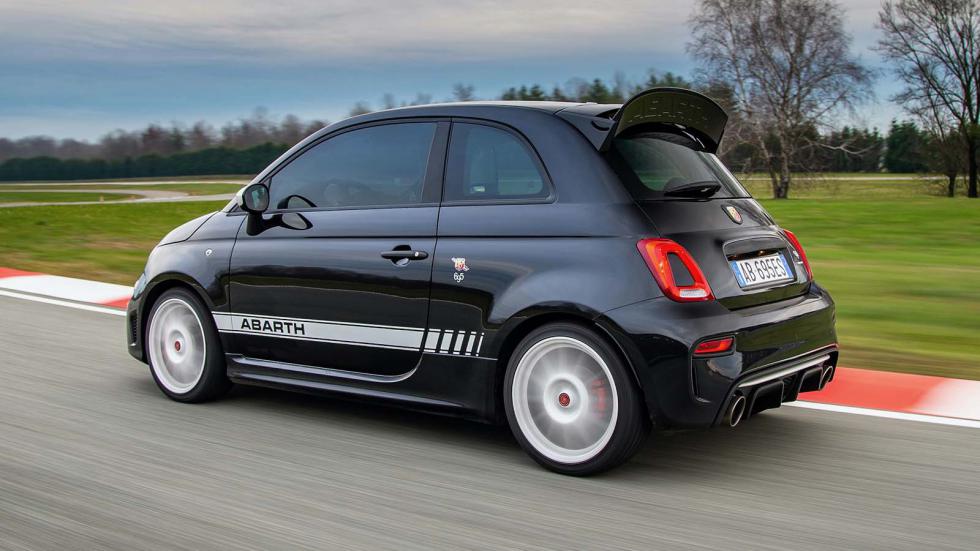 Abarth 695 Esseesse έχει τελική ταχύτητα 225 χλμ./ώρα, ενώ σε επιτάχυνση 0-100 χλμ./ώρα σημειώνει χρόνο 6,7 δευτερολέπτων, καλύπτοντας σε ακινησία τα 400 μέτρα σε 15,1 δευτερόλεπτα. 