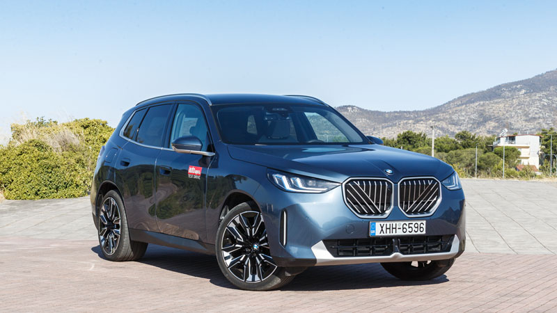 Στο εμπρός μέρος της BMW X3 κυριαρχούν τα ευμεγέθη «νεφρά», τα οποία προαιρετικά φωτίζονται.