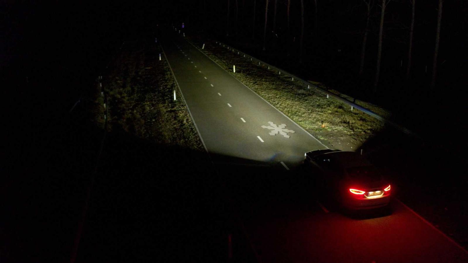 Ford: Εξελίσσει φώτα που προβάλλουν σύμβολα στο δρόμο!