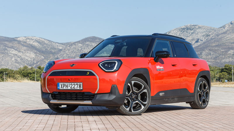 Διατηρεί την ταυτότητα της MINI, βρίσκεται ανάμεσα στο Cooper και στο Countryman Διατηρεί την ταυτότητα της MINI, βρίσκεται ανάμεσα στο Cooper και στο Countryman