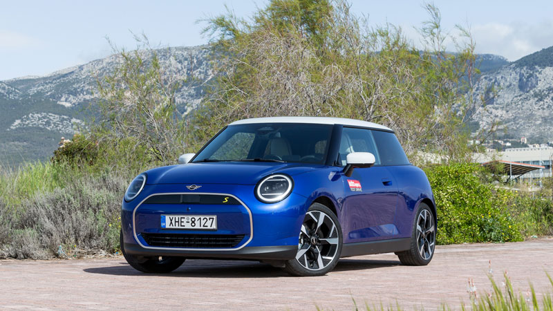 Το MINI Cooper έγινε πιο μοντέρνο σχεδιαστικά, διατηρεί την ξεχωριστή του ταυτότητα