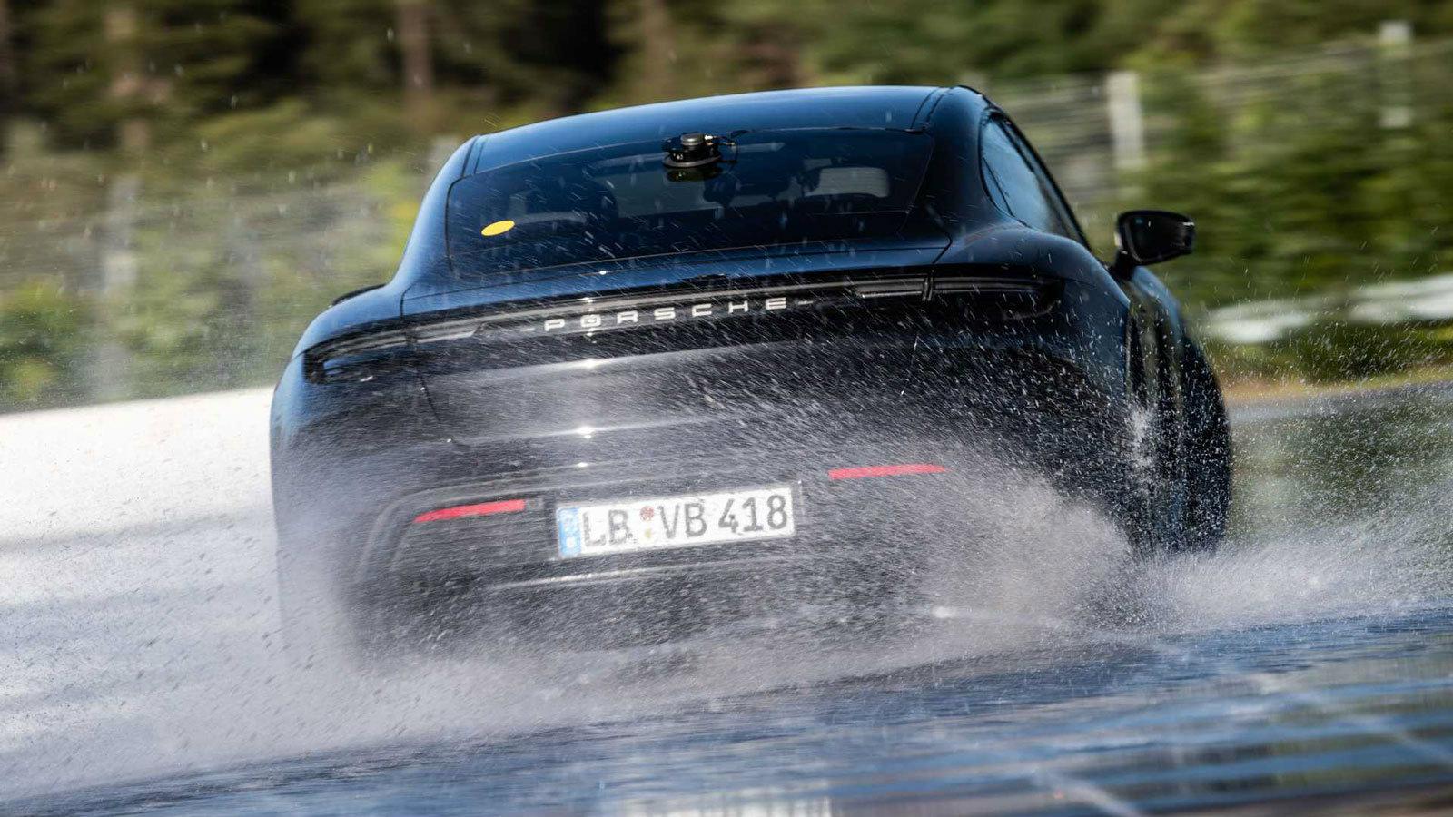 H Porsche Taycan καταρρίπτει Ρεκόρ Guinness driftάροντας