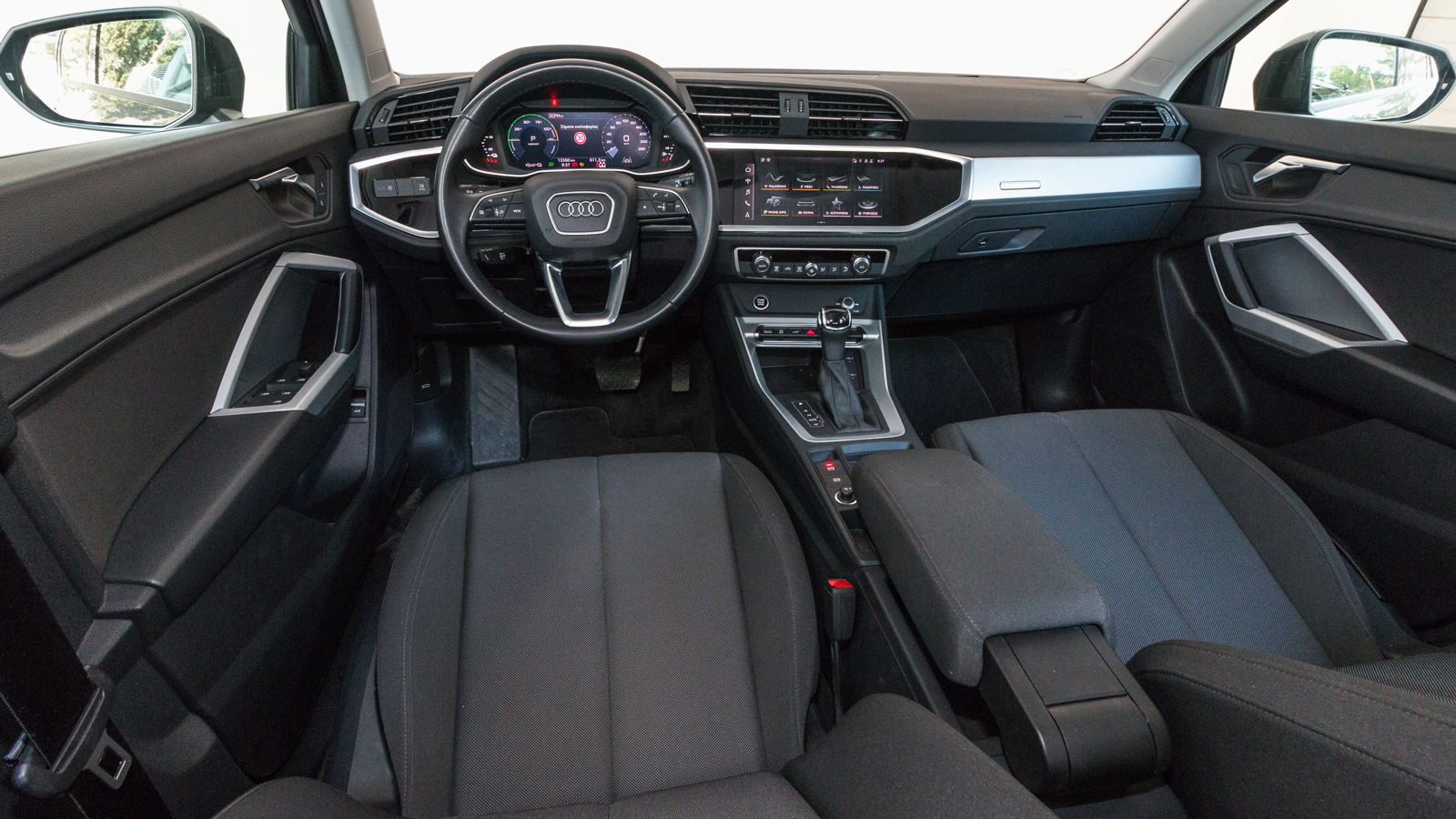 Audi Q3 VS Jeep Compass: Τι περιλαμβάνεται στον εξοπλισμό άνεσης και ασφαλείας;