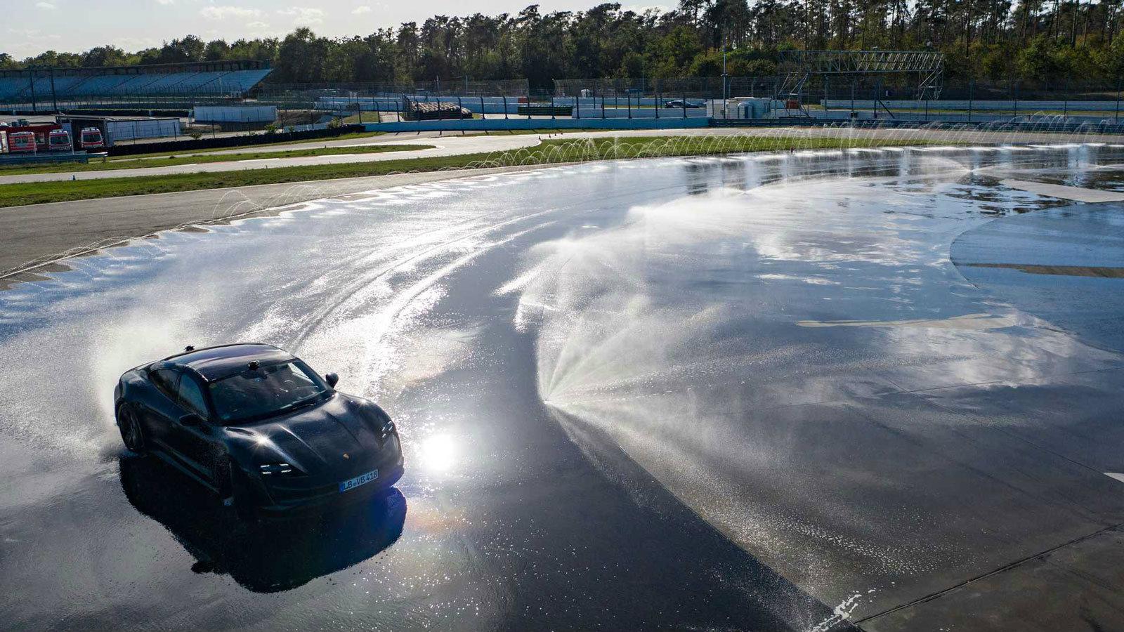 H Porsche Taycan καταρρίπτει Ρεκόρ Guinness driftάροντας