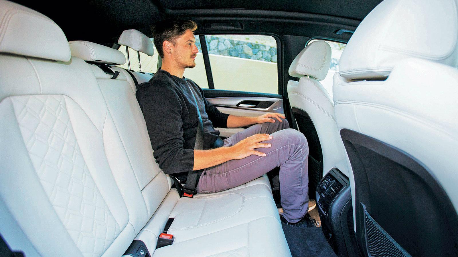 Εδώ το X3 δείχνει SUV πλήρους μεγέθους: Μπόλικοι χώροι στα πίσω καθίσματα.