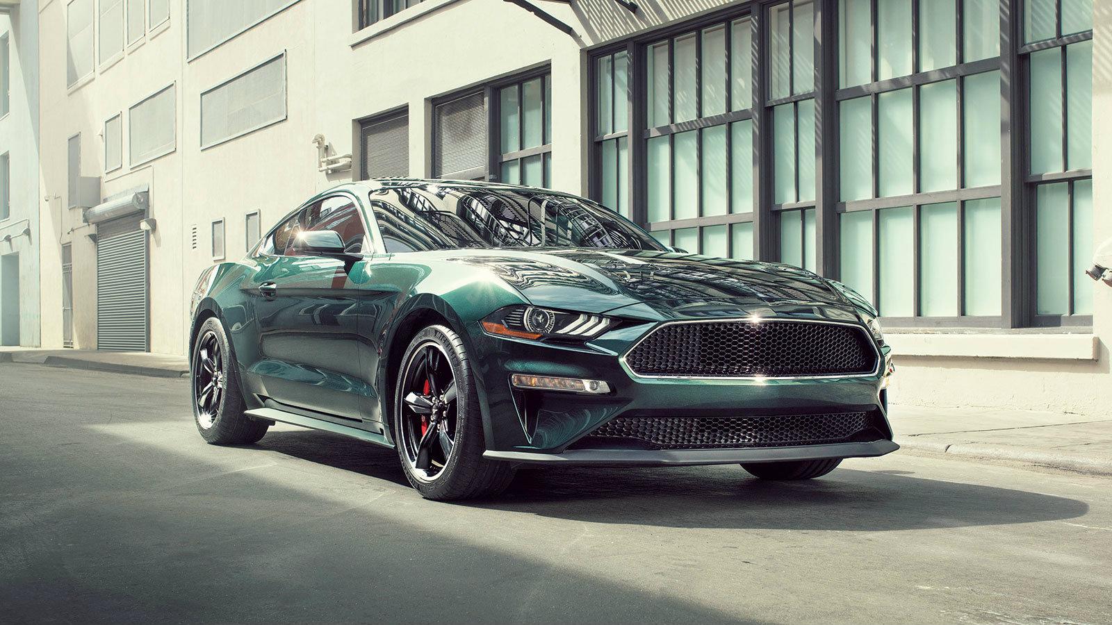 Επιβλητικό ρύγχος όπως με όλα τα Mustang, όμως στο Bullitt απουσιάζει το καλπάζων άλογο από τη μάσκα του ψυγείου.