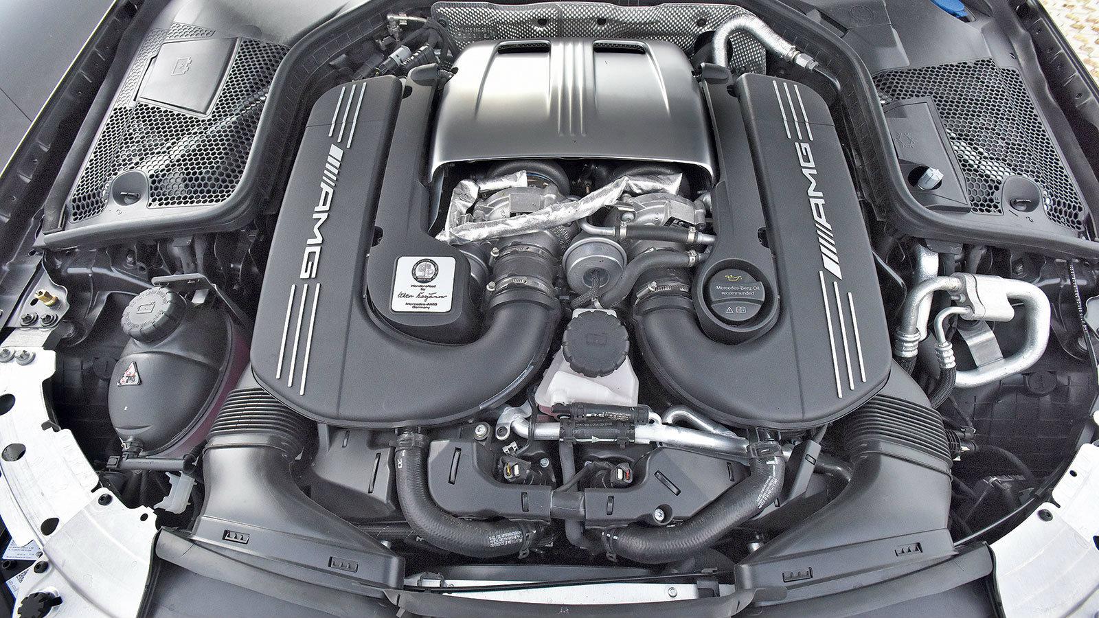 Ο κτηνώδης 4λιτρος V8 στην C63 S AMG αποδίδει 700 Nm ροπής και 510 ίππους. Με τελική ταχύτητα τα 290 χλμ./ώρα η ήρεμη C-Class μεταλλάσσεται πια σε αμείλικτο κυνηγό της Porsche.