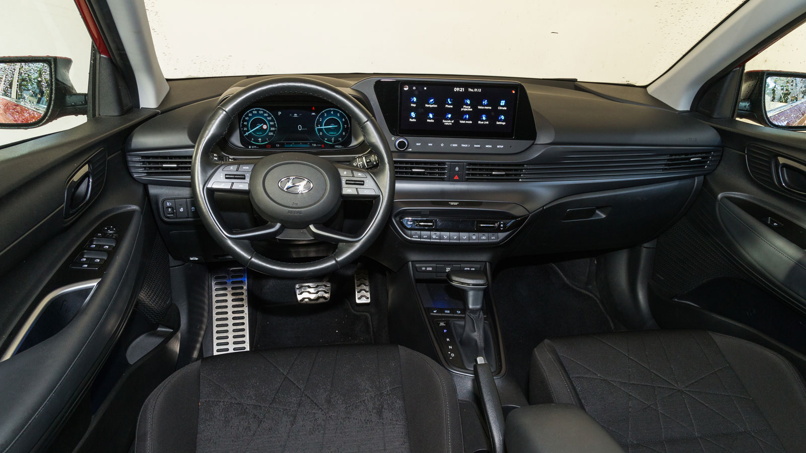 Hyundai Bayon: Πόσο καλό είναι σε εξοπλισμό άνεσης και ασφαλείας;