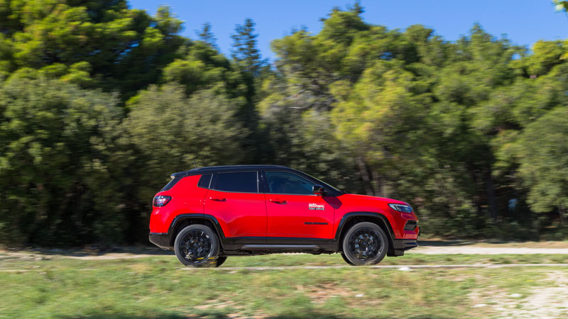 Plug-in υβριδικό Jeep Compass 4xe: Τι βαθμό παίρνει σε κατανάλωση, χώρους, επιδόσεις και εγγυήσεις;