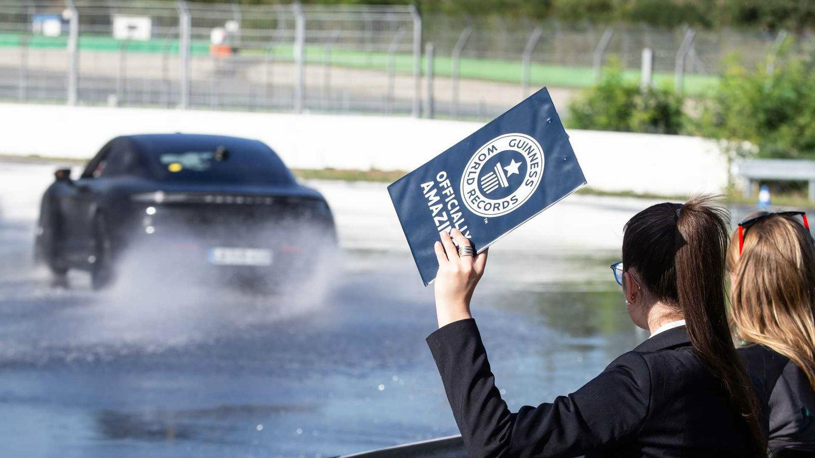 H Porsche Taycan καταρρίπτει Ρεκόρ Guinness driftάροντας