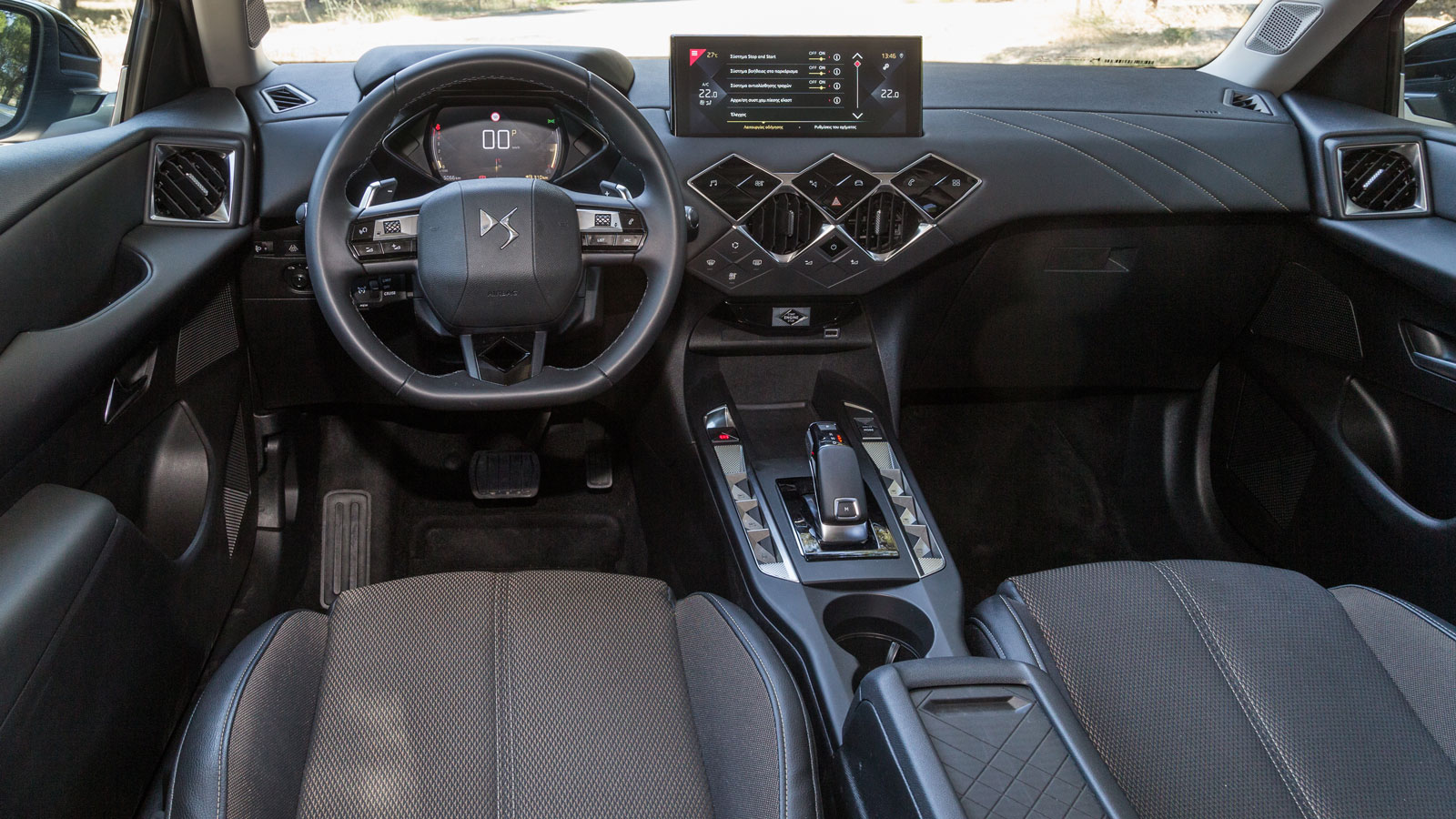 Audi Q2 VS DS 3 Crossback: Τι προσφέρουν στον τομέα εξοπλισμού άνεσης και ασφαλείας;