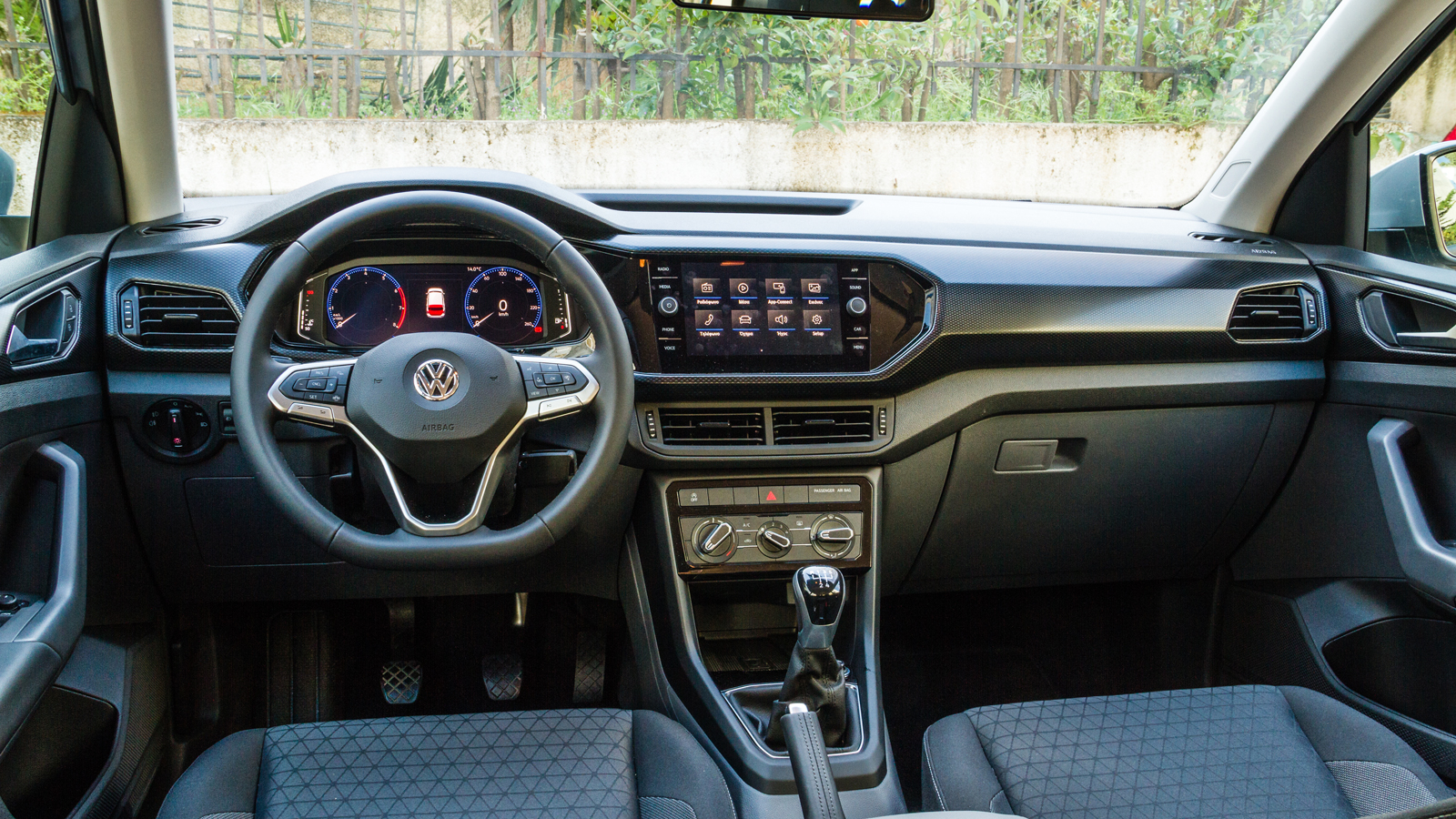 Hyundai Bayon 100ps VS VW T-cross 95ps. Ποιο ξεχωρίζει σε εξοπλισμό ασφαλείας και άνεσης;
