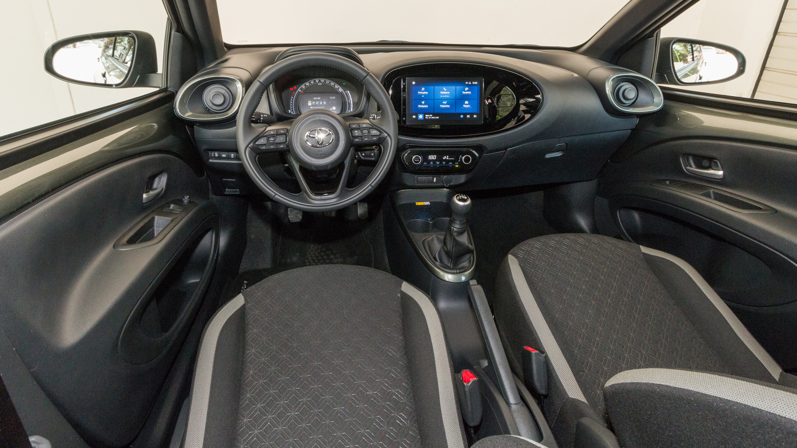Hyundai i20 VS Toyota Aygo X: Τι προσφέρουν στον τομέα εξοπλισμού άνεσης και ασφαλείας;