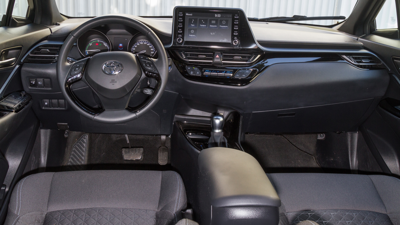 Kia Sportage VS Toyota C-HR: Τι περιλαμβάνεται στον εξοπλισμό άνεσης και ασφαλείας;