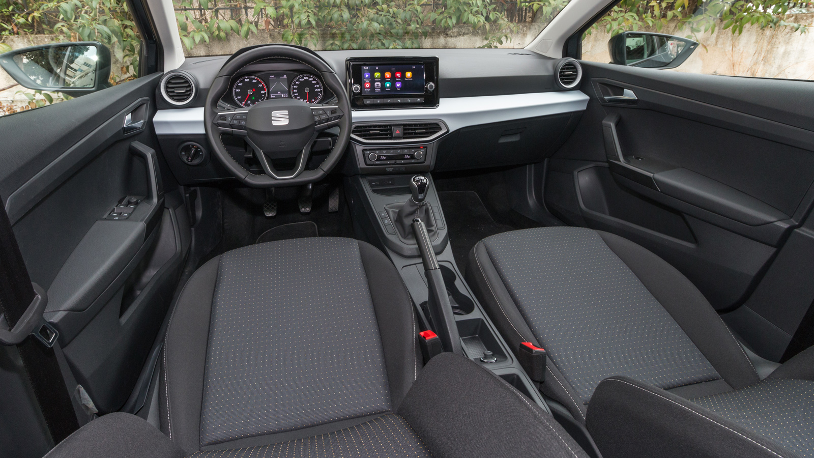 Nissan Micra VS Seat Ibiza: Ποιο ξεχωρίζει σε εξοπλισμό ασφαλείας και άνεσης;