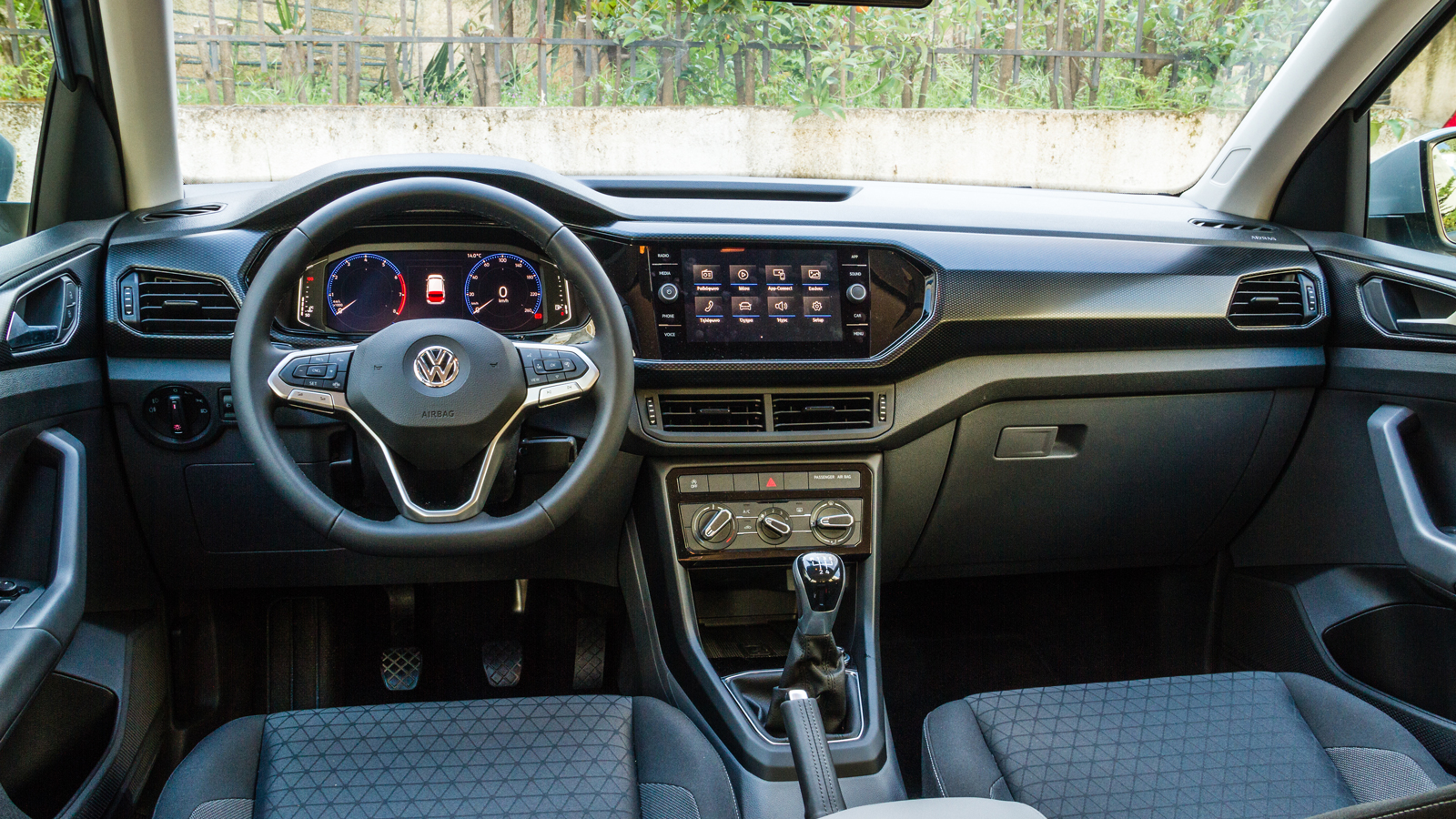 Peugeot 2008 VS VW T-Roc: Ποιο ξεχωρίζει σε εξοπλισμό ασφαλείας και άνεσης;