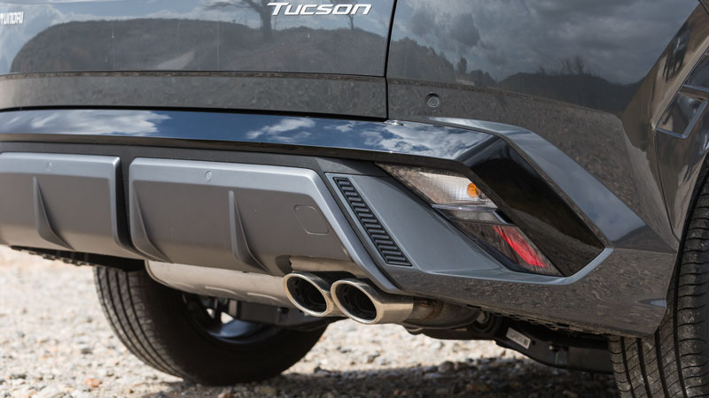 Στις N-Line εκδόσεις του Hyundai Tucson, η απόληξη της εξάτμισης είναι διπλή.