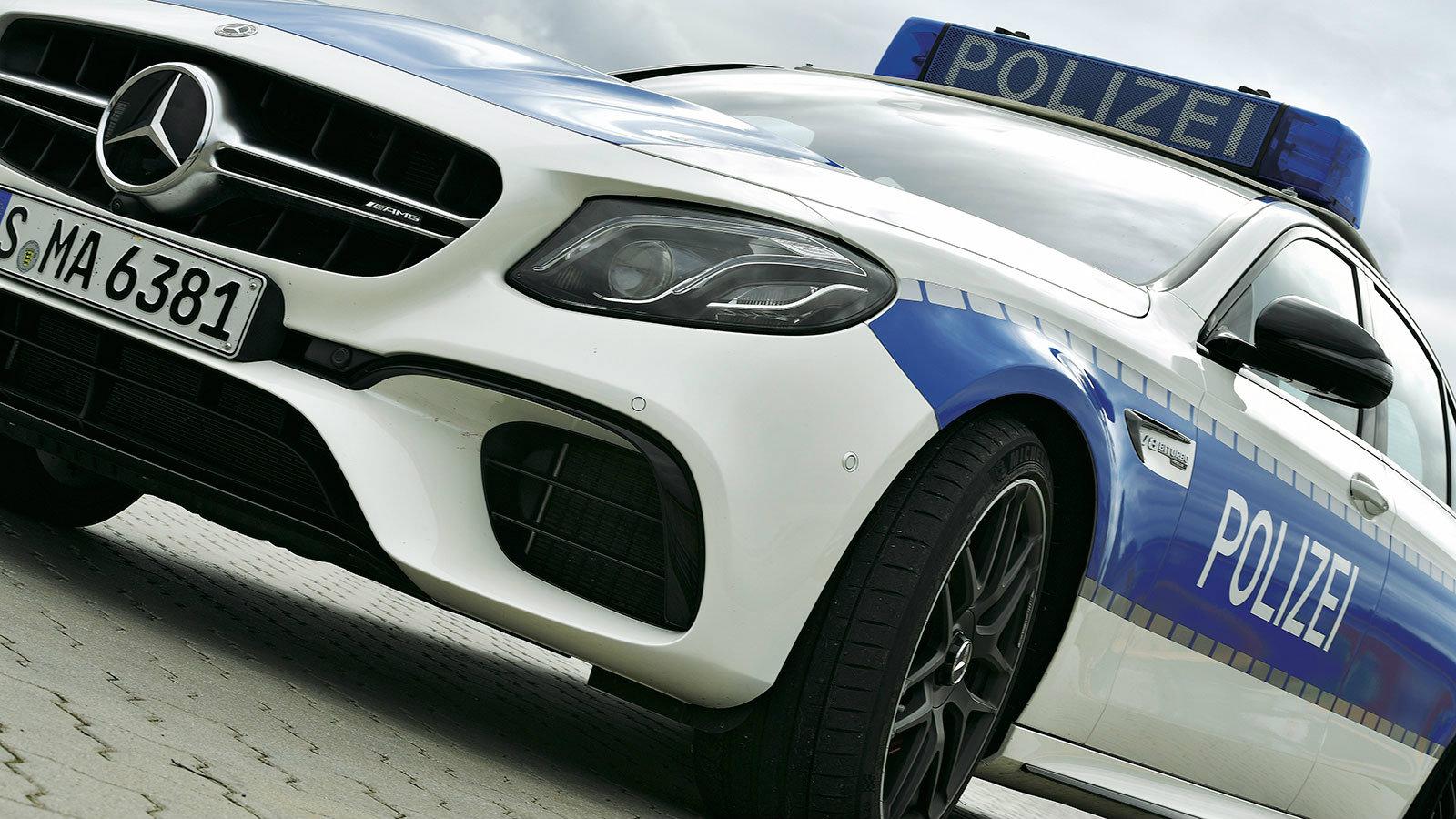 Ε-Class AMG 612 ίππων καταδιώκει Audi R8!