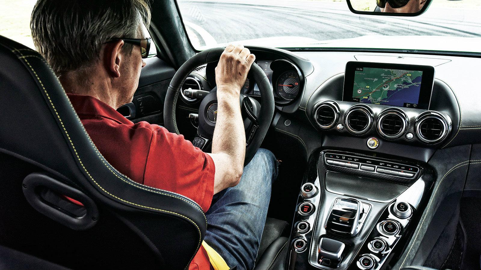 Ε-Class AMG 612 ίππων καταδιώκει Audi R8!