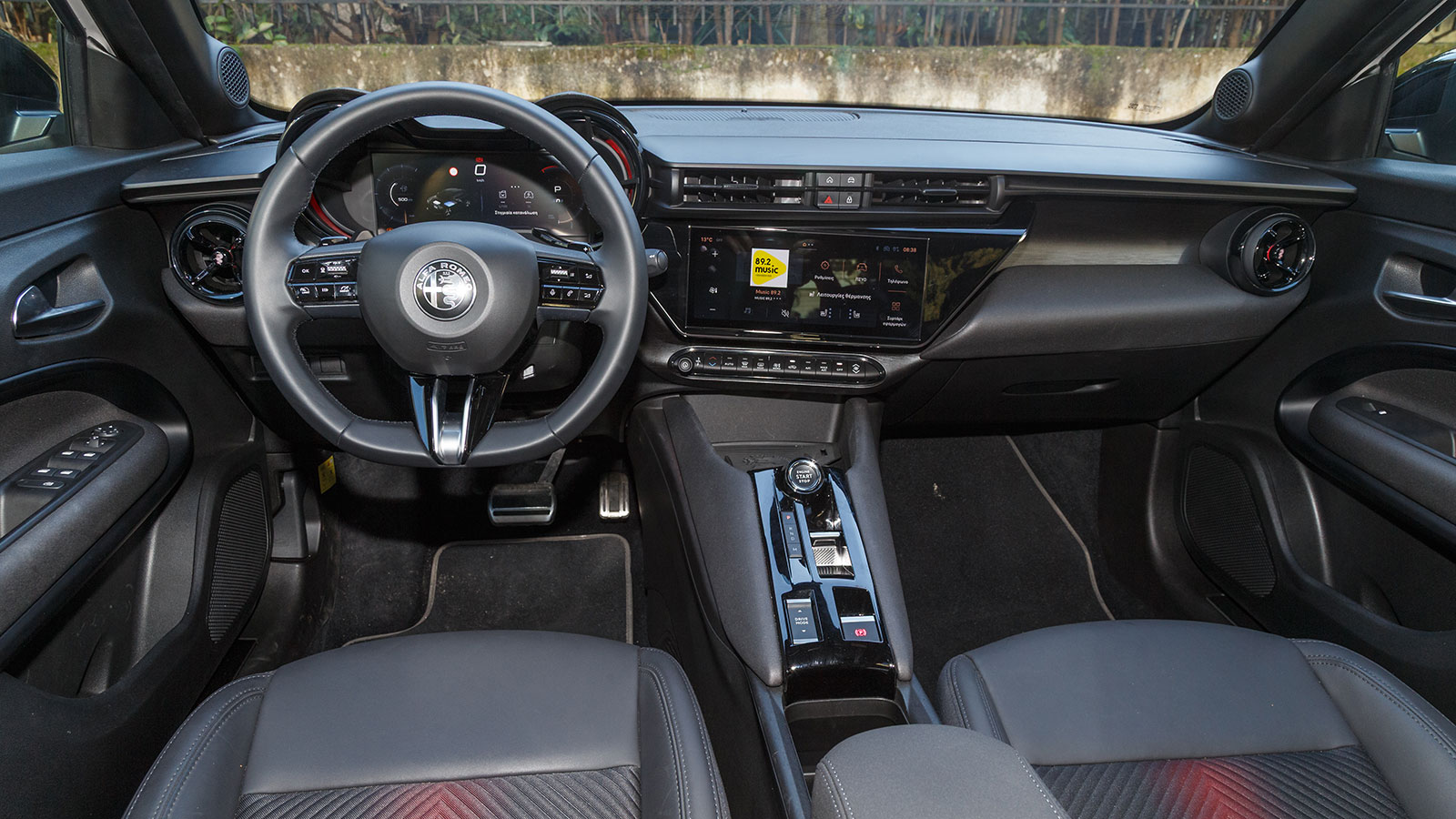 Alfa Romeo Junior. Πόσο καλό είναι σε εξοπλισμό άνεσης και ασφάλειας.