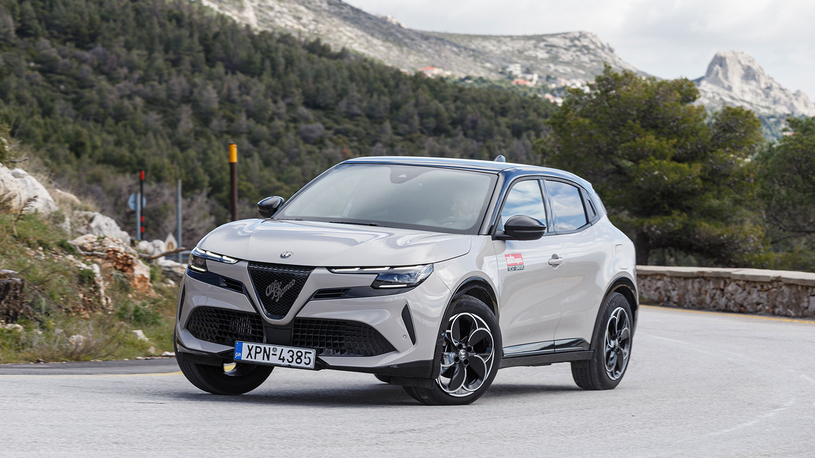 Δοκιμάζουμε και βαθμολογούμε την ήπια υβριδική Alfa Romeo Junior Ibrida Q4 145 PS.