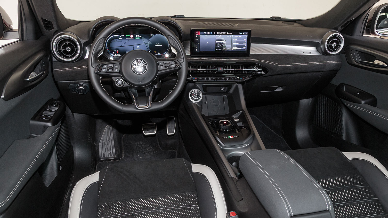 Alfa Romeo Tonale. Πόσο καλό είναι σε εξοπλισμό άνεσης και ασφάλειας.