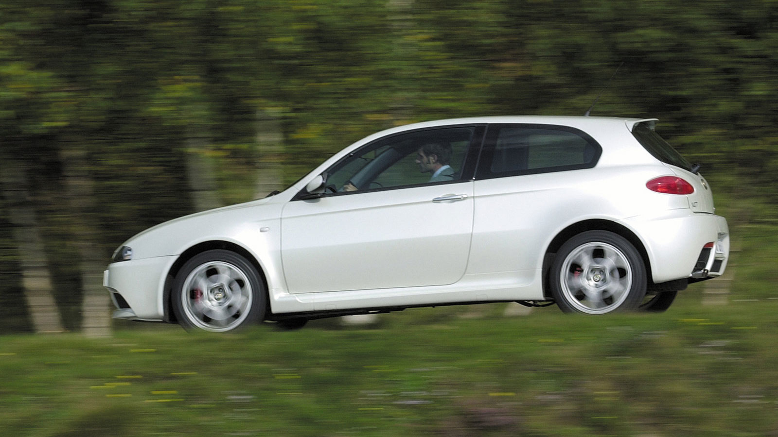 Alfa Romeo 147 GTA: Όταν οι Ιταλοί δίδαξαν τη τέχνη του «hot hatch»