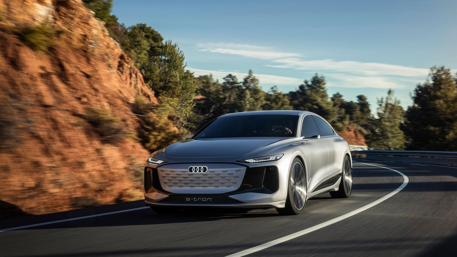 Πιο μοντέρνα και μίνιμαλ η γρίλια στο A6 E-Tron concept, πιο παραδοσιακή στο E-Tron της κεντρικής φωτογραφίας του άρθρου.