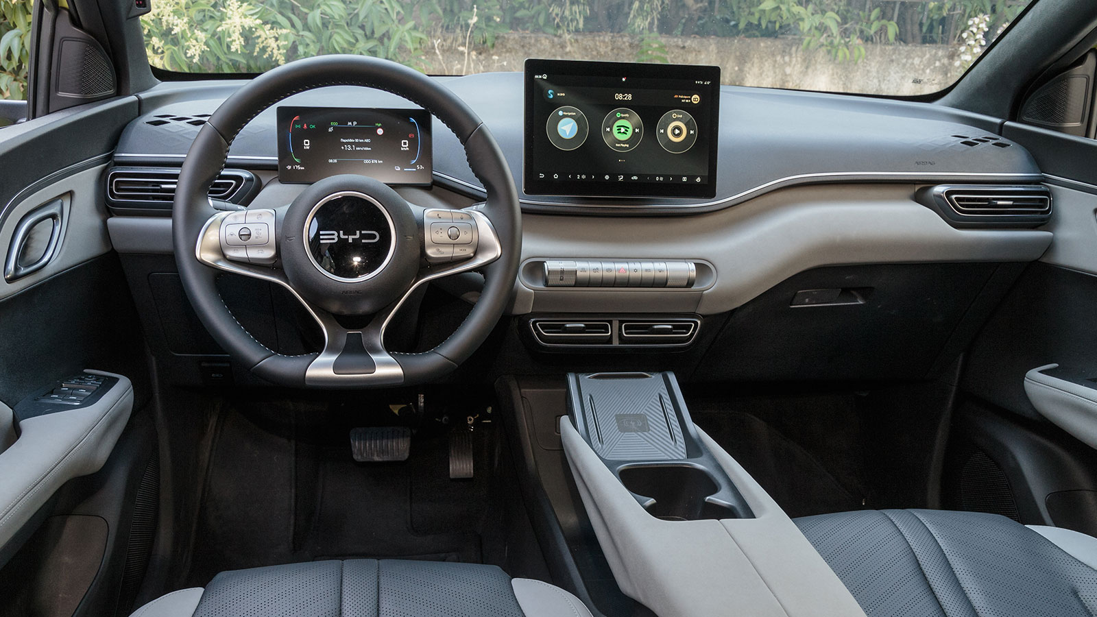 Byd Dolphin Surf. Πόσο καλό είναι σε εξοπλισμό άνεσης και ασφάλειας.