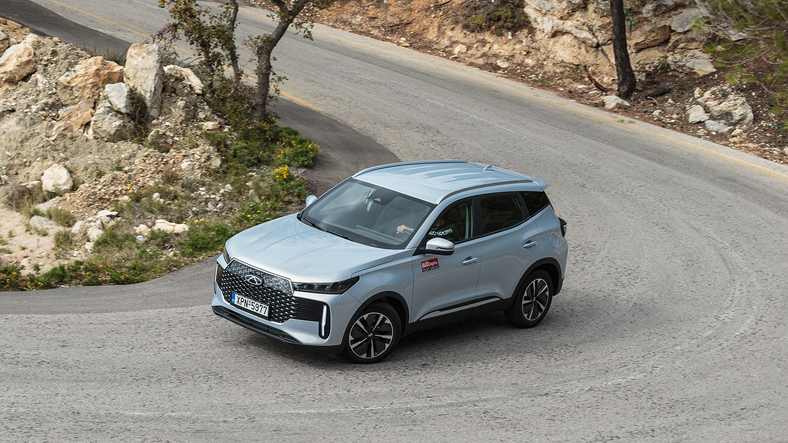 Οδηγικά εστιάζει στην άνεση, με μαλακή ανάρτηση και αθόρυβη λειτουργία σε χαμηλές ταχύτητες