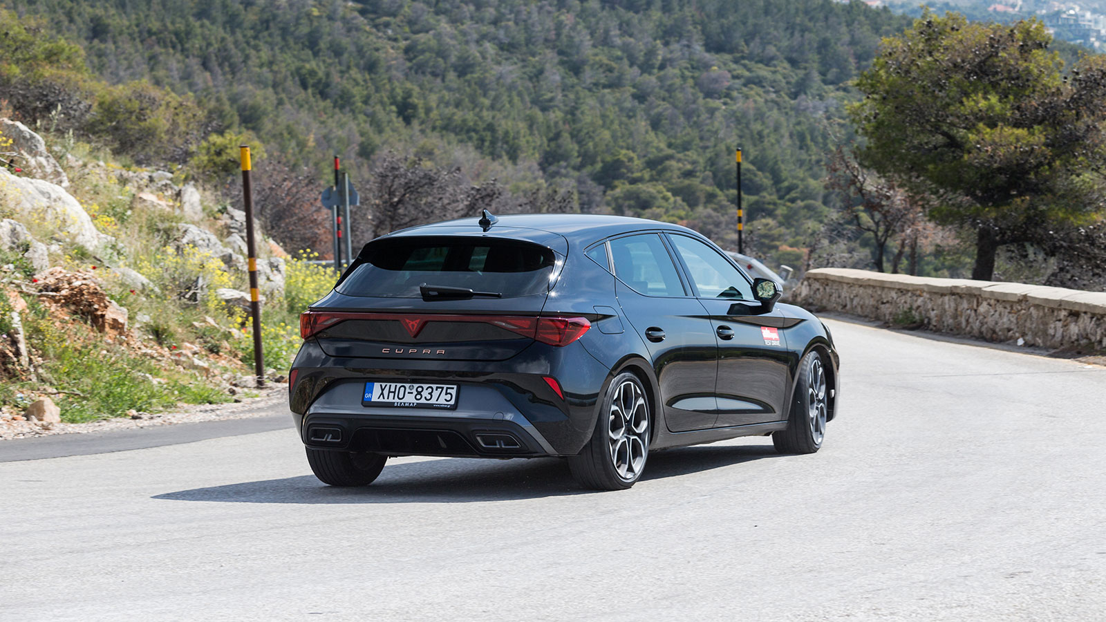 Audi A3 Sportback VS Cupra Leon Βαθμολογίες. Ποιο είναι καλύτερο σε κατανάλωση, χώρους, επιδόσεις, εγγυήσεις.