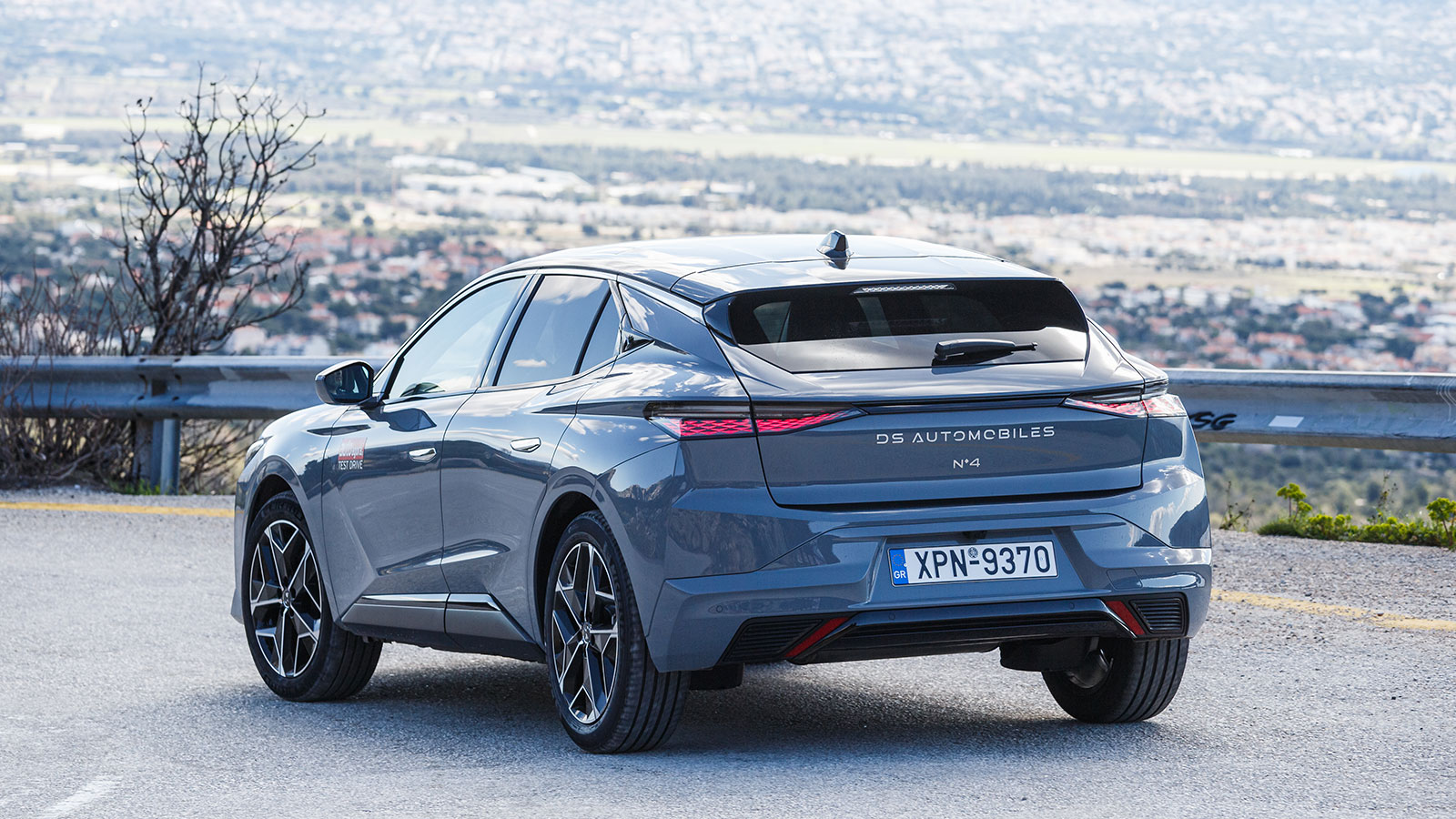 Πίσω, τα φωτιστικά σώματα εκτείνονται οριζόντια, τονίζοντας κι αυτά το φάρδος.