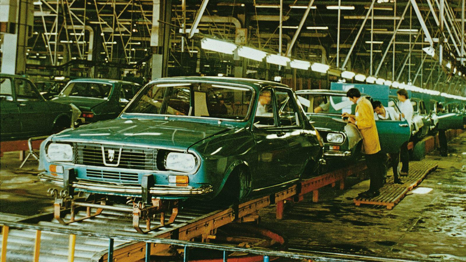 1973: Στο Μιοβένι, το Dacia 1300 βγαίνει από τη γραμμή παραγωγής, βασισμένο στο Renault 12. Οι Ρουμάνοι το κατασκεύαζαν μέχρι το 1982 και εξάγονταν στην Λαϊκή Δημοκρατία της Γερμανίας.