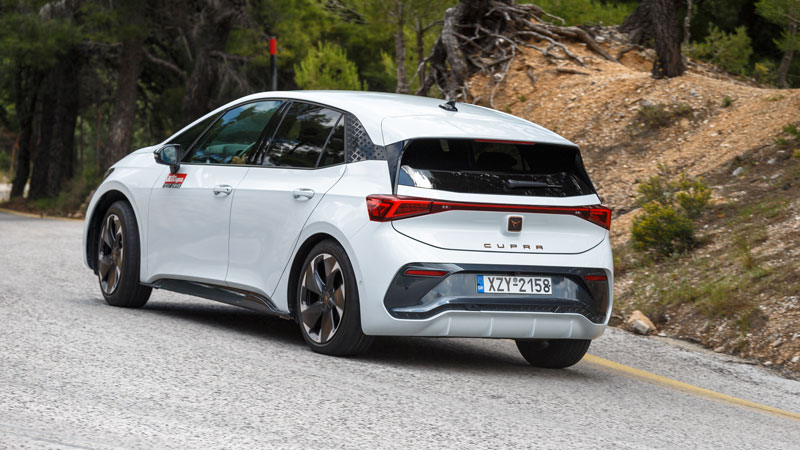 CUPRA Born e-Boost: Τι βαθμό παίρνει σε κατανάλωση, χώρους, επιδόσεις, εγγυήσεις.