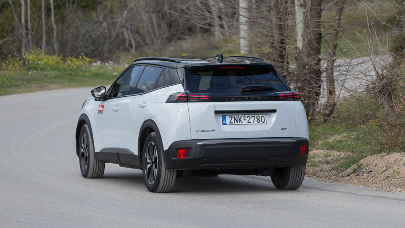 Peugeot e-2008: Είναι premium, αλλά πώς τα πάει συνολικά; 