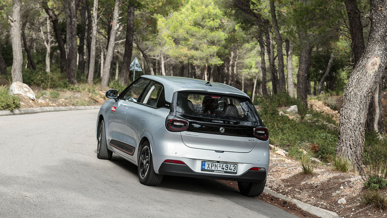 Η «αιωρούμενη» οροφή – ιδίως στις δίχρωμες διαμορφώσεις του μοντέλου – τονίζει ακόμη περισσότερο τη νεανική του ταυτότητα.