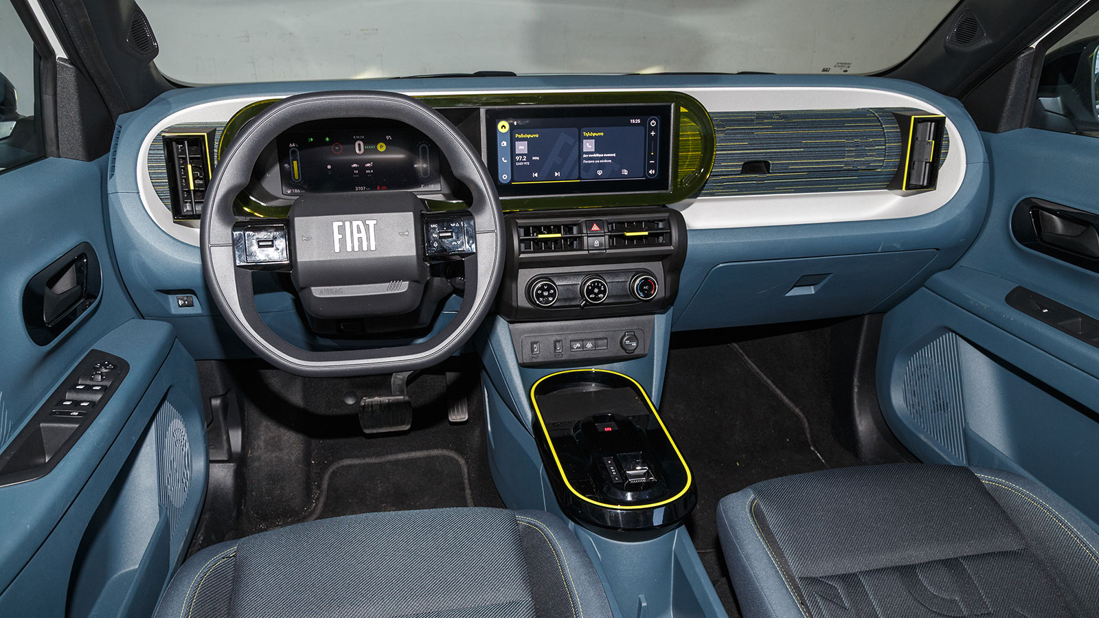 Λιτό και λειτουργικό εσωτερικό με αναπάντεχα καλούς χώρους και ουσιαστικό εξοπλισμό