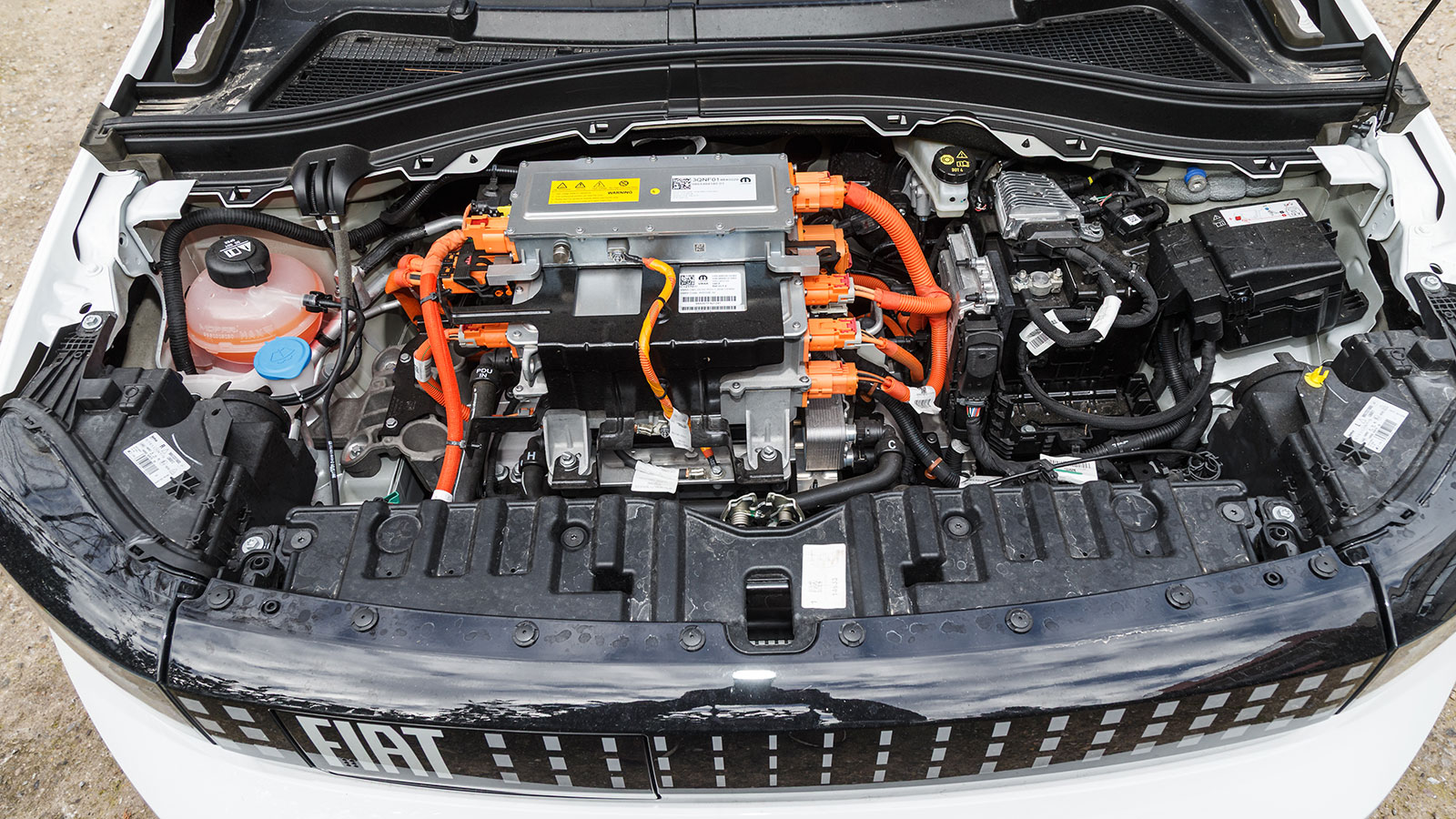 Βγάζει 345 χλμ. στην πόλη και έχει ενσωματωμένο αναδιπλούμενο καλώδιο φόρτισης AC 7,4 kW