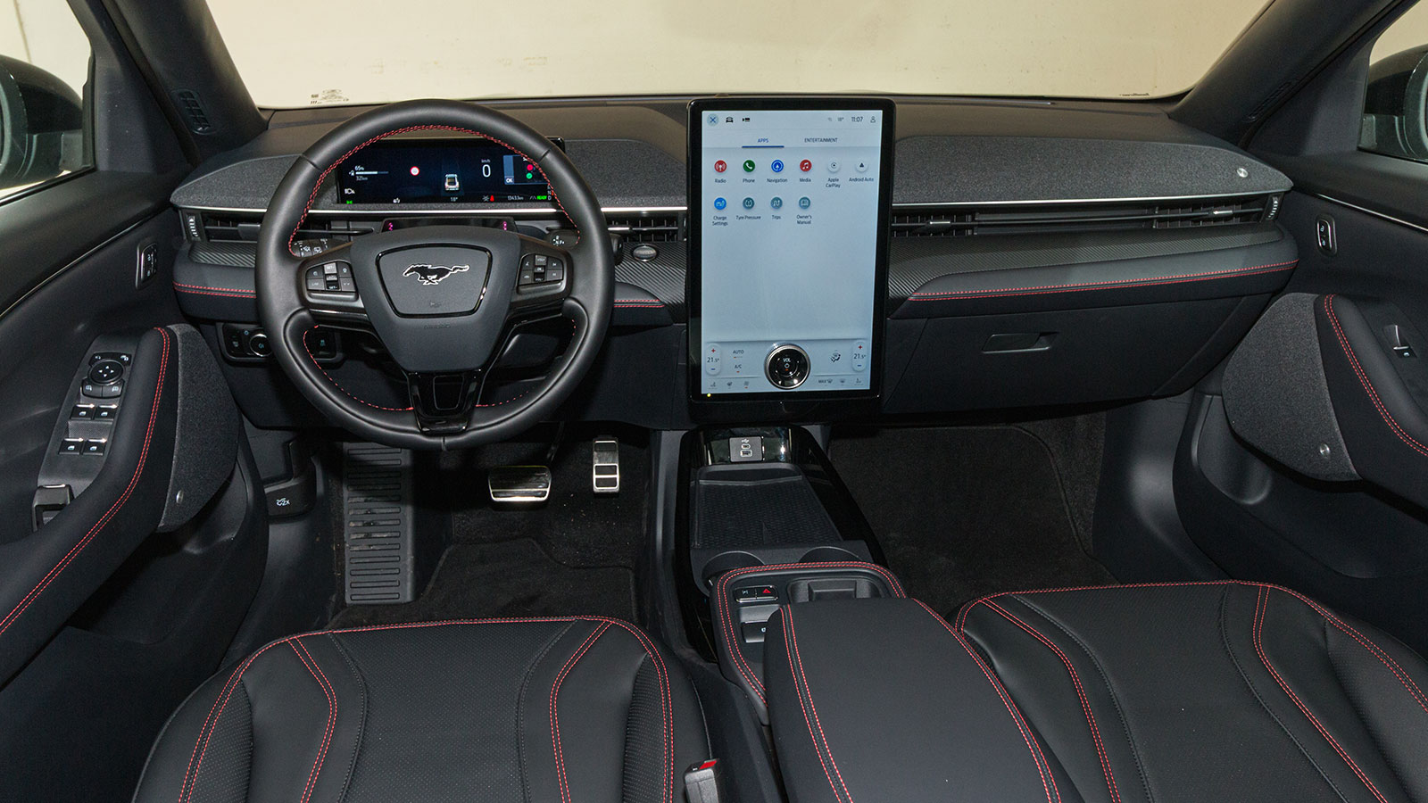Ford Mustang Mach-e. Πόσο καλό είναι σε εξοπλισμό άνεσης και ασφάλειας.