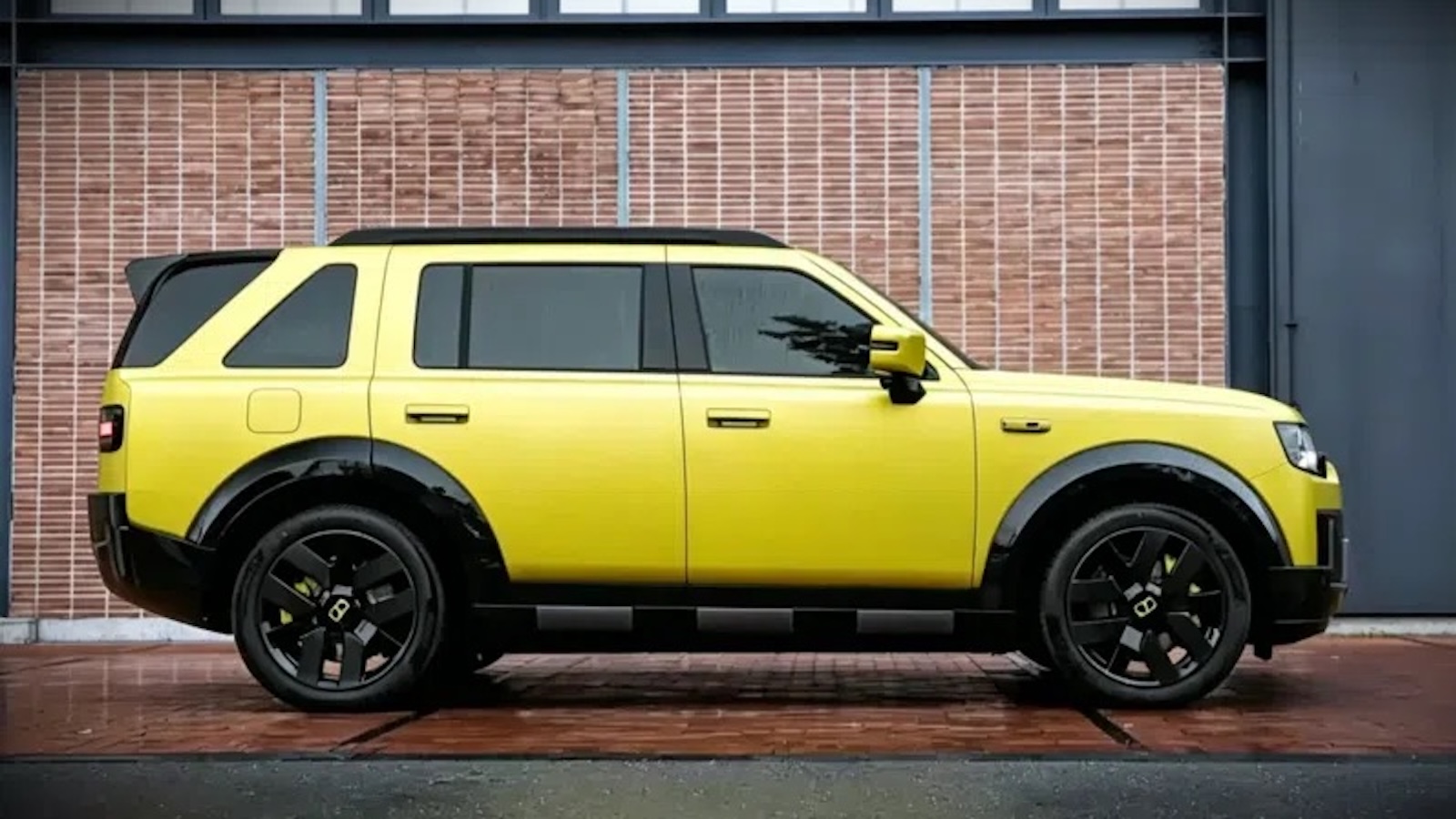 Το Freelander 8 First Edition βασίζεται σε μια εξειδικευμένη αρχιτεκτονική υψηλής τάσης 800V. Το σύστημα plug-in υβριδικής κίνησης χρησιμοποιεί έναν θερμικό κινητήρα 1.5T με απόδοση 156 άλογα, ο οποίος λειτουργεί αποκλειστικά ως γεννήτρια για τη φόρτιση της μπαταρίας.
