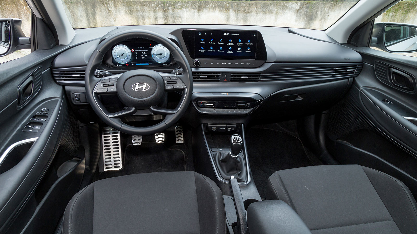 Hyundai Bayon. Πόσο καλό είναι σε εξοπλισμό άνεσης και ασφάλειας.